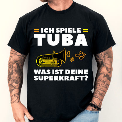 Mann trägt ein T-Shirt mit der Aufschrift "Tuba Shirt | ich spiele was ist deine Superkraft?" und einem Tubamotiv.