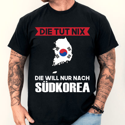 Mann trägt ein T-Shirt mit südkoreanischer Flagge und dem Text "Die tut nix Geschenk".