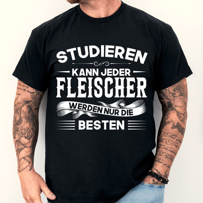 Design eines T-Shirts mit der Aufschrift "Fleischer Shirt | studieren kann jeder Fleisch Geschenk Metzger" und einem abgebildeten Mann.