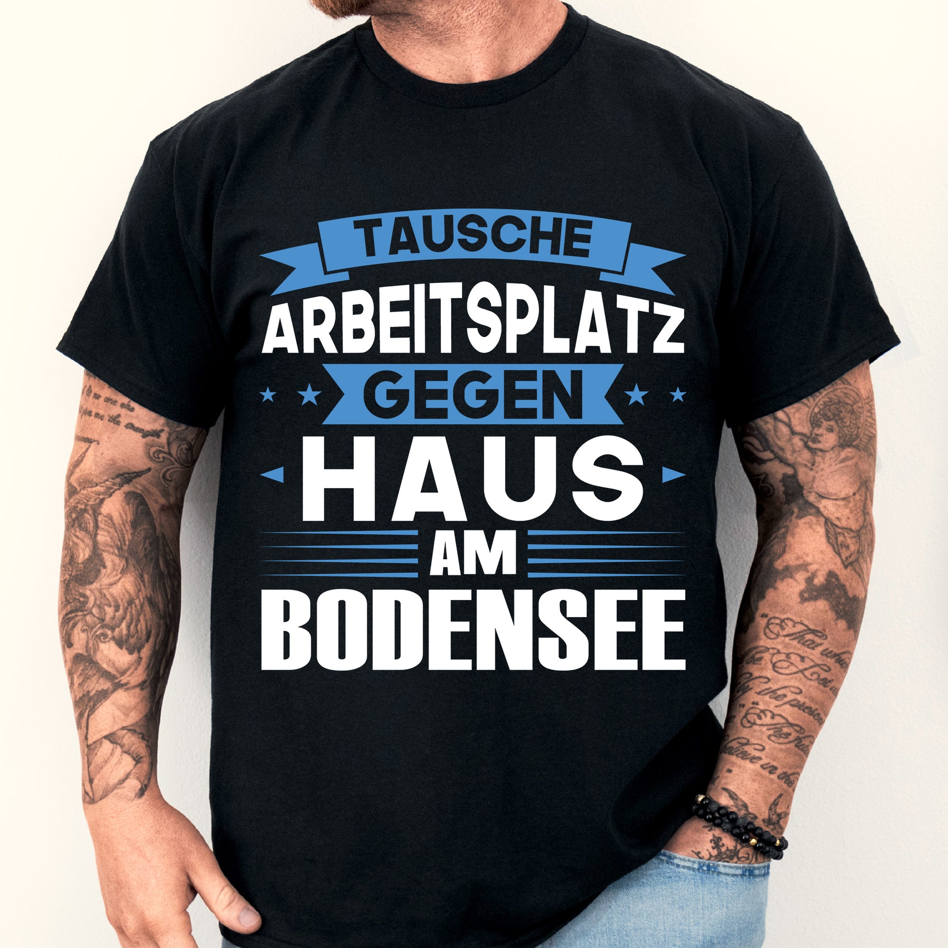 Mann trägt ein Bodensee-Shirt mit der Aufschrift "tausche Arbeitsplatz Geschenk Deutsch Deutschland".