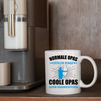 Bogenschießen Tasse | normale Opas spielen Bingo coole Opas gehen Bogenschiessen |