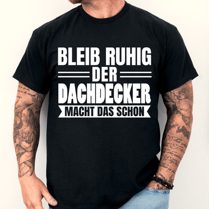 Mann in Dachdecker-Berufskleidung mit humorvollem Spruch auf dem Shirt.