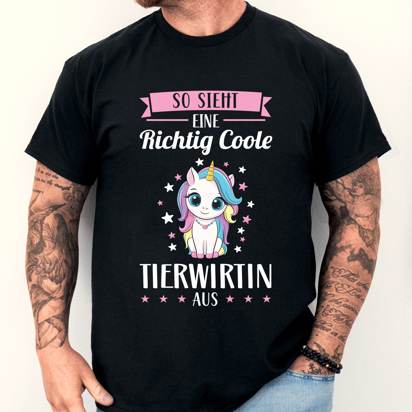 Mann trägt ein T-Shirt mit der Aufschrift "Tierwirtin Shirt | richtige coole Tiere Geschenk".
