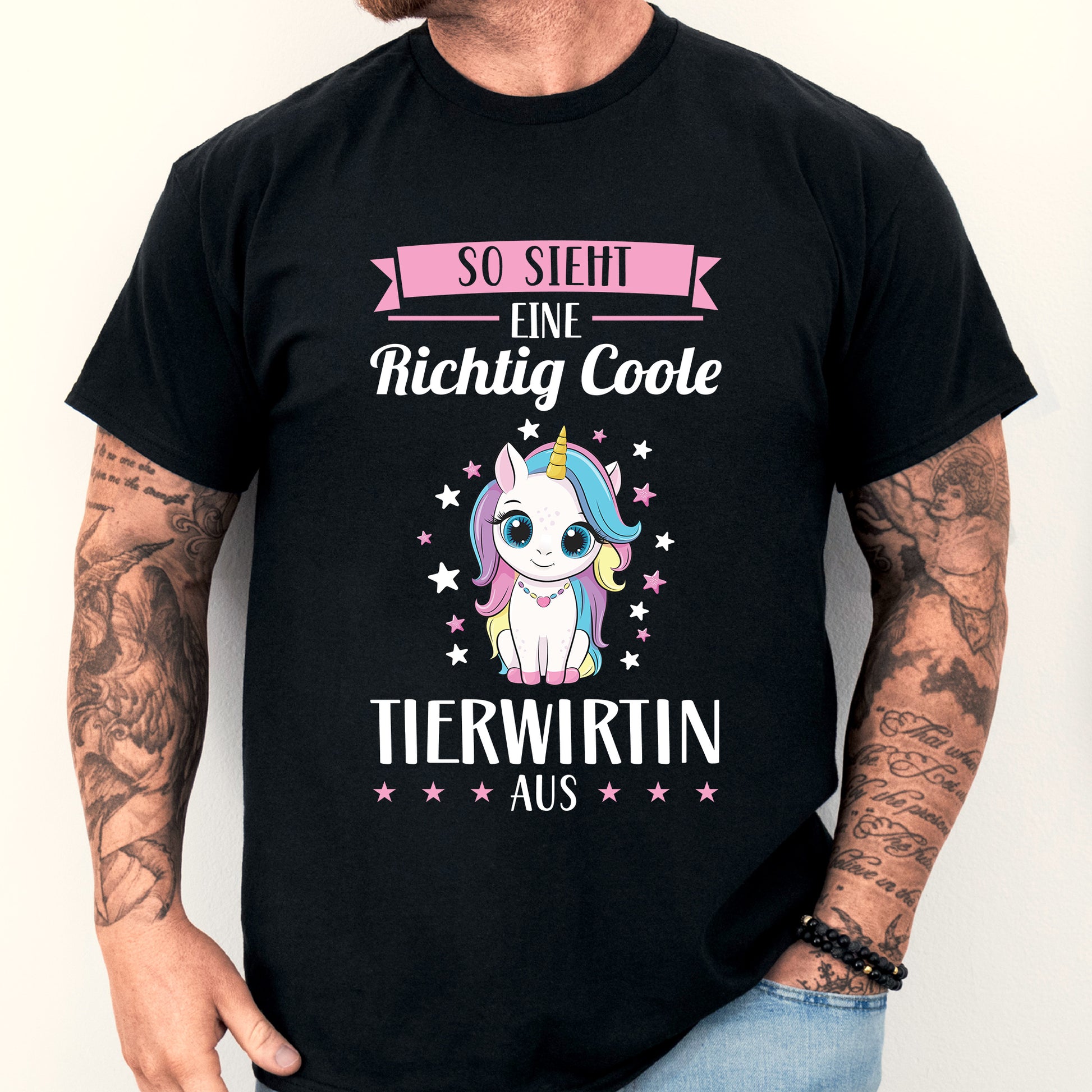 Mann trägt ein T-Shirt mit der Aufschrift "Tierwirtin Shirt | richtige coole Tiere Geschenk".