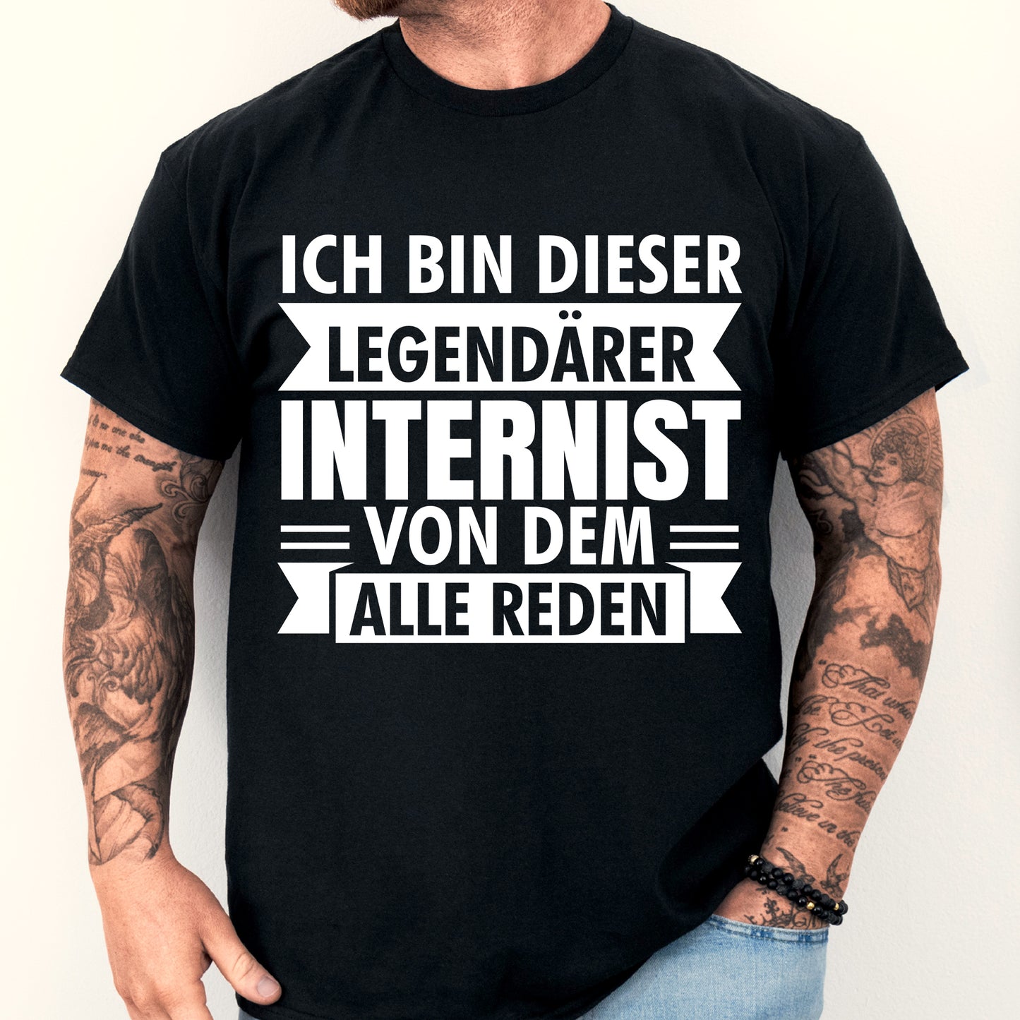 Design eines T-Shirts mit der Aufschrift "Internist Shirt | legendärer Geschenk Arzt Therapeut", getragen von einem Mann.