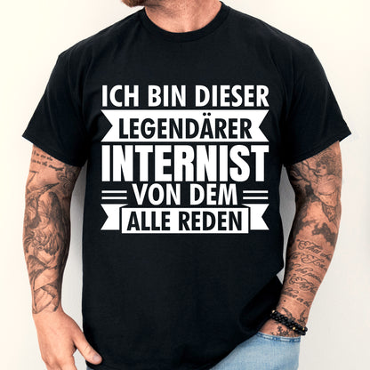 Design eines T-Shirts mit der Aufschrift "Internist Shirt | legendärer Geschenk Arzt Therapeut", getragen von einem Mann.