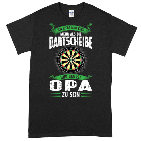 Design eines Rentner-Shirts mit dem Text "Ich liebe nur eins mehr als die Dartscheibe und das ist Opa zu sein" als Geschenkidee für Dartspieler im Ruhestand.