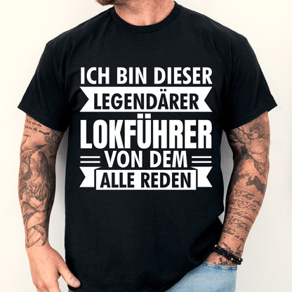 Mann trägt ein T-Shirt mit der Aufschrift "Lokführer Shirt | legendärer Geschenk Eisenbahner Modelleisenbahn".