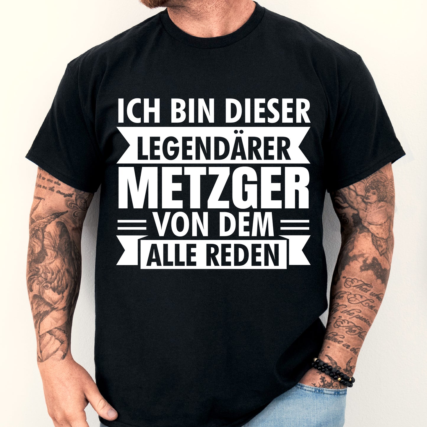 Mann trägt ein T-Shirt mit der Aufschrift "Metzger Shirt | legendärer Fleischer Geschenk Fleisch" und einem stilisierten Fleischer-Design.