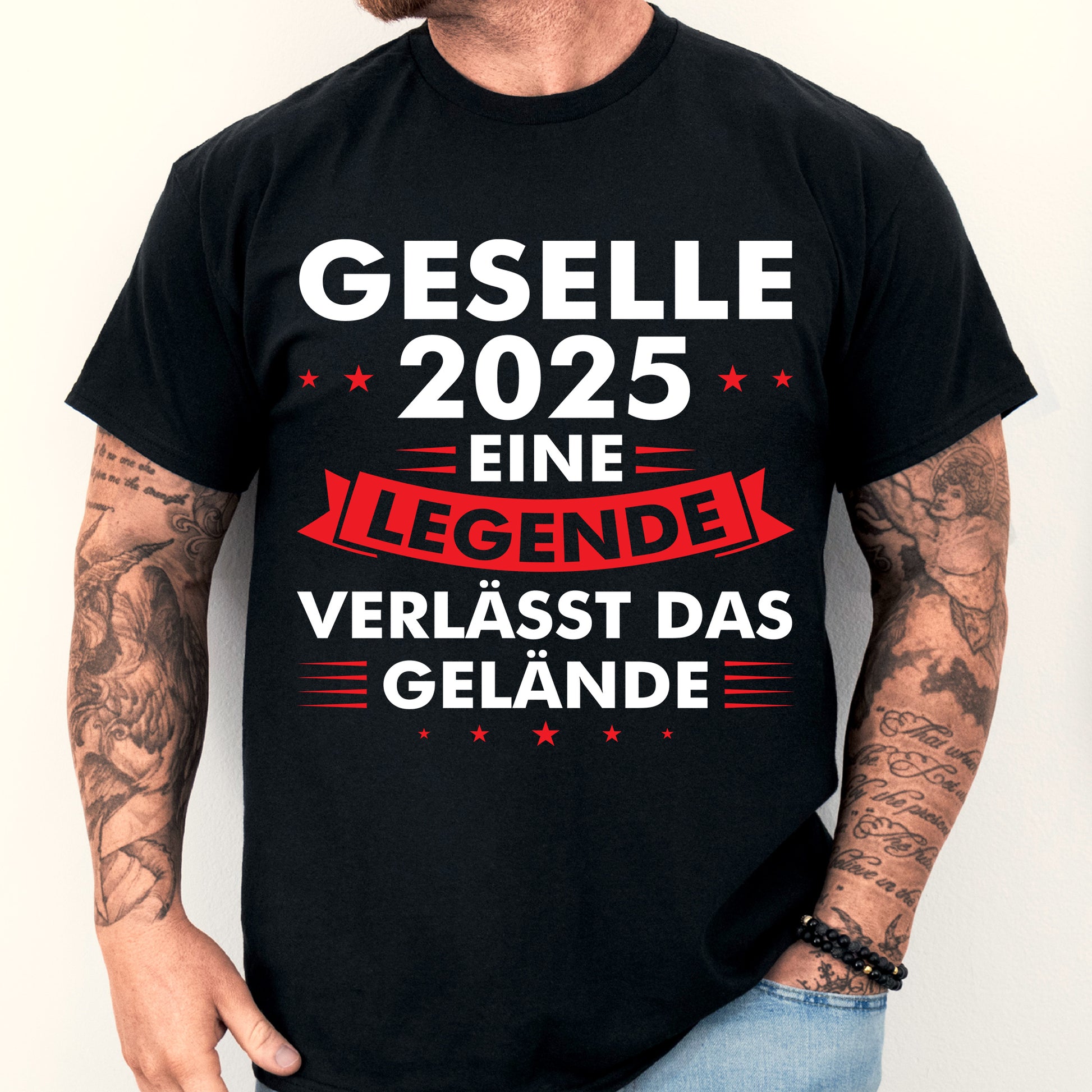 Mann trägt ein T-Shirt mit der Aufschrift "Studium Shirt | Geselle 2025 eine Legende verlässt das Gelände Gessele Geschenk beendet".