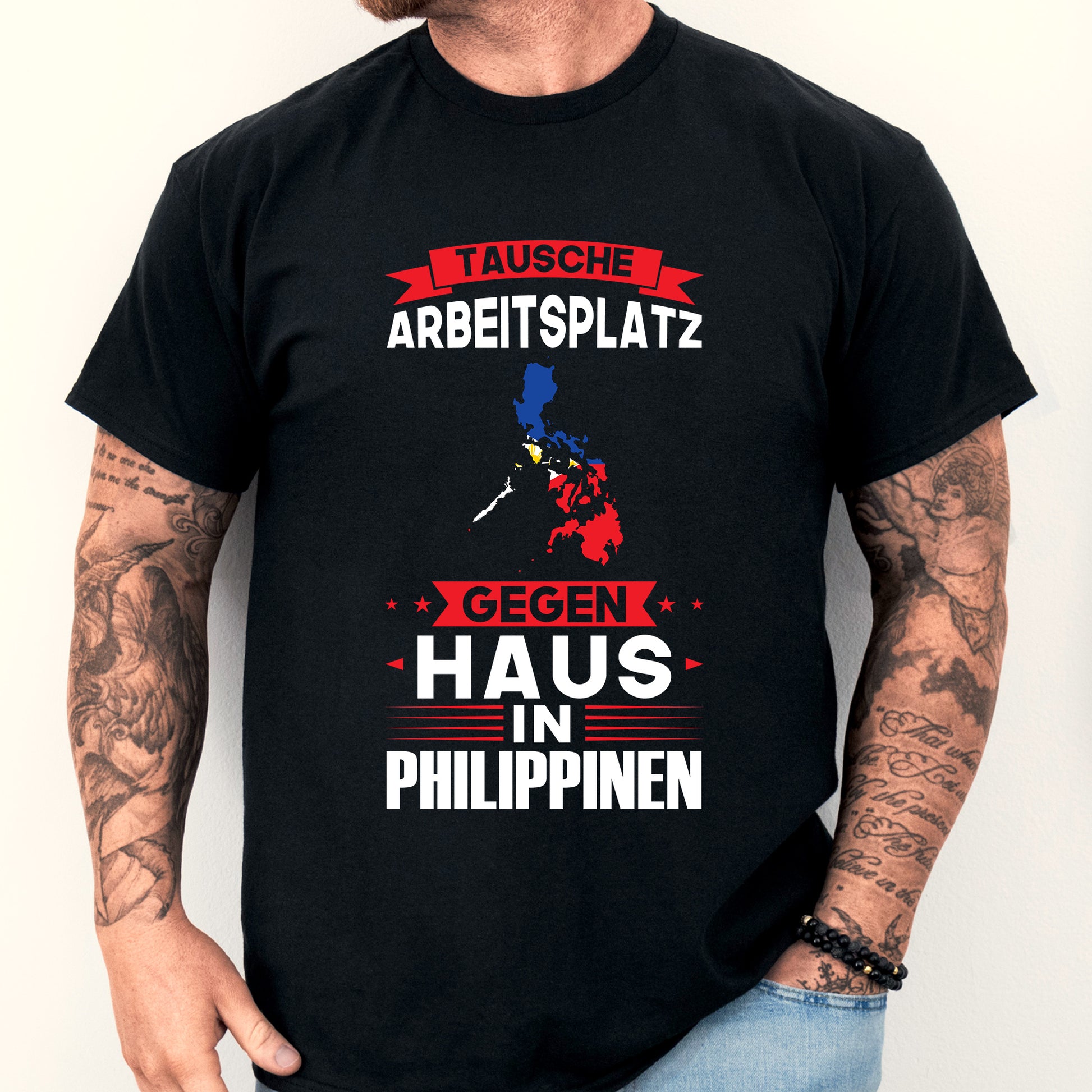 Mann trägt ein T-Shirt mit der Aufschrift 'Philippinen Shirt | tausche Arbeitsplatz Geschenk' und einem Design der philippinischen Flagge.