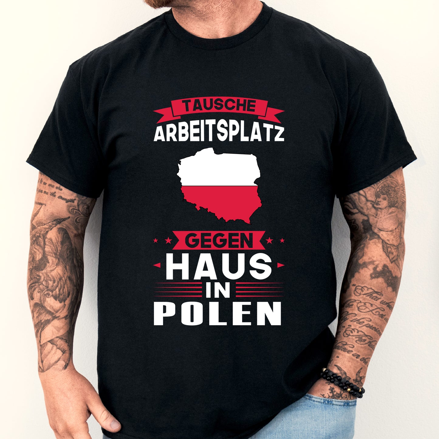 Mann trägt ein T-Shirt mit der Aufschrift 'Polen Shirt | tausche Arbeitsplatz Geschenk Polnischen Flagge' und einem Design der polnischen Flagge.
