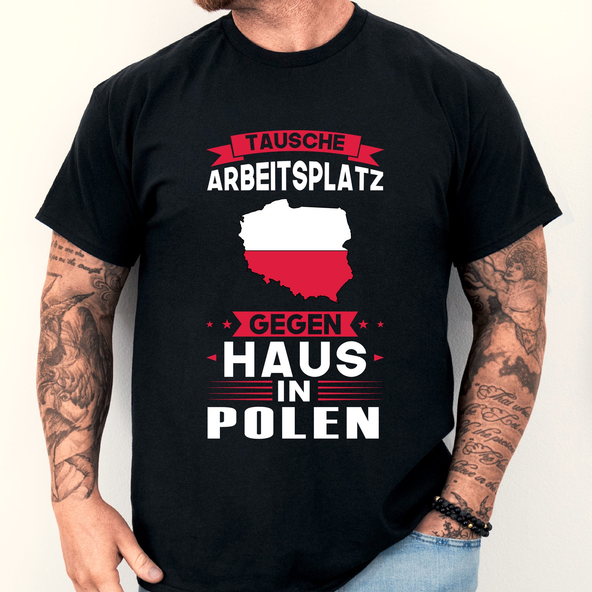 Mann trägt ein T-Shirt mit der Aufschrift 'Polen Shirt | tausche Arbeitsplatz Geschenk Polnischen Flagge' und einem Design der polnischen Flagge.