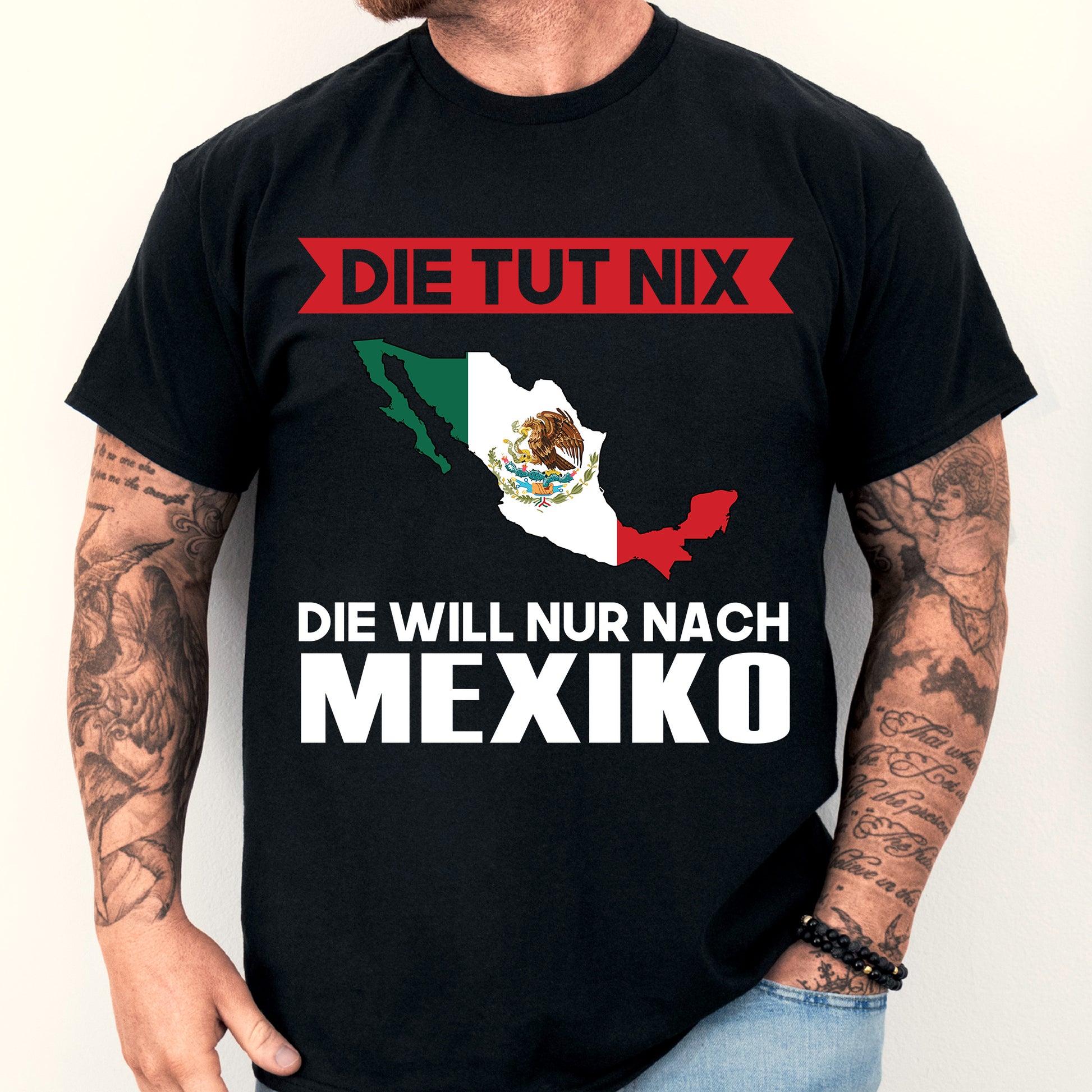 Mann trägt ein T-Shirt mit mexikanischer Flagge und dem Text "Die tut nix Geschenk".
