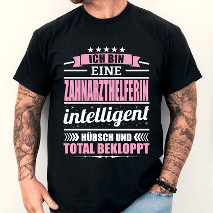 Mann trägt ein T-Shirt mit der Aufschrift "Ich bin eine Zahnarzthelferin", als Geschenk für den Frauenberuf der Zahnarzthelferin.