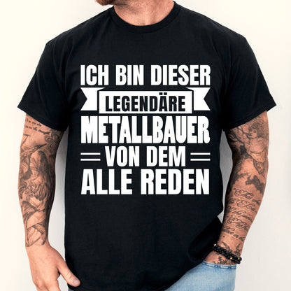 Mann trägt ein T-Shirt mit der Aufschrift "Metallbauer Shirt | legendäre Schmied Geschenk Metall Metalarbeiter" und einem Design, das Werkzeuge und Schmiedemotive zeigt.