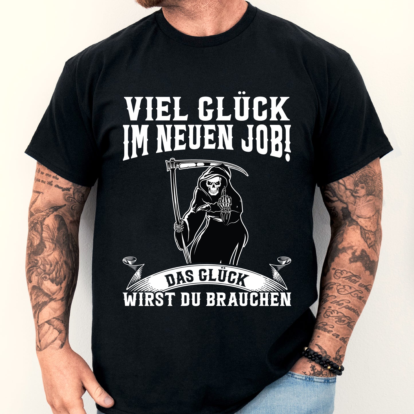 Mann trägt ein T-Shirt mit der Aufschrift "Kollege Shirt | viel Glück im neuen Job! das wirst du brauchen Kollegen Geschenk Arbeitwechseln".