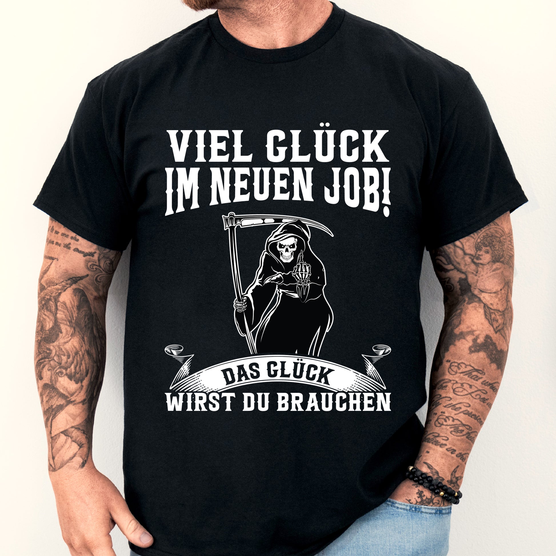 Mann trägt ein T-Shirt mit der Aufschrift "Kollege Shirt | viel Glück im neuen Job! das wirst du brauchen Kollegen Geschenk Arbeitwechseln".