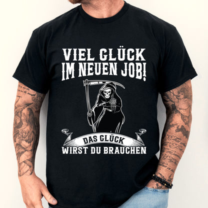 Mann trägt ein T-Shirt mit der Aufschrift "Kollege Shirt | viel Glück im neuen Job! das wirst du brauchen Kollegen Geschenk Arbeitwechseln".