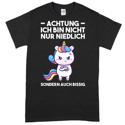 Design eines T-Shirts mit dem Text "Achtung, ich bin nicht nur niedlich, süß, sondern auch böse" in verspielter Schrift.