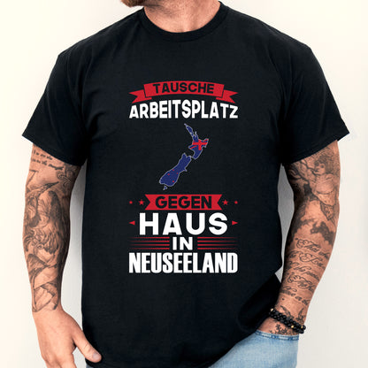 Mann trägt ein T-Shirt mit der Aufschrift "tausche Arbeitsplatz Neuseeländisch" und einer neuseeländischen Flagge.