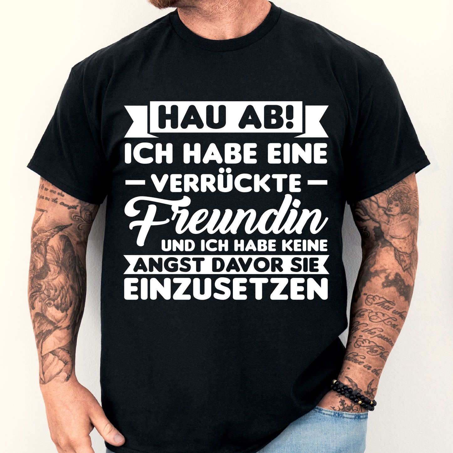 Mann trägt ein T-Shirt mit der Aufschrift "Ich habe eine verrückte Freundin" als Geschenk für Freunde und zur Feier der Freundschaft.