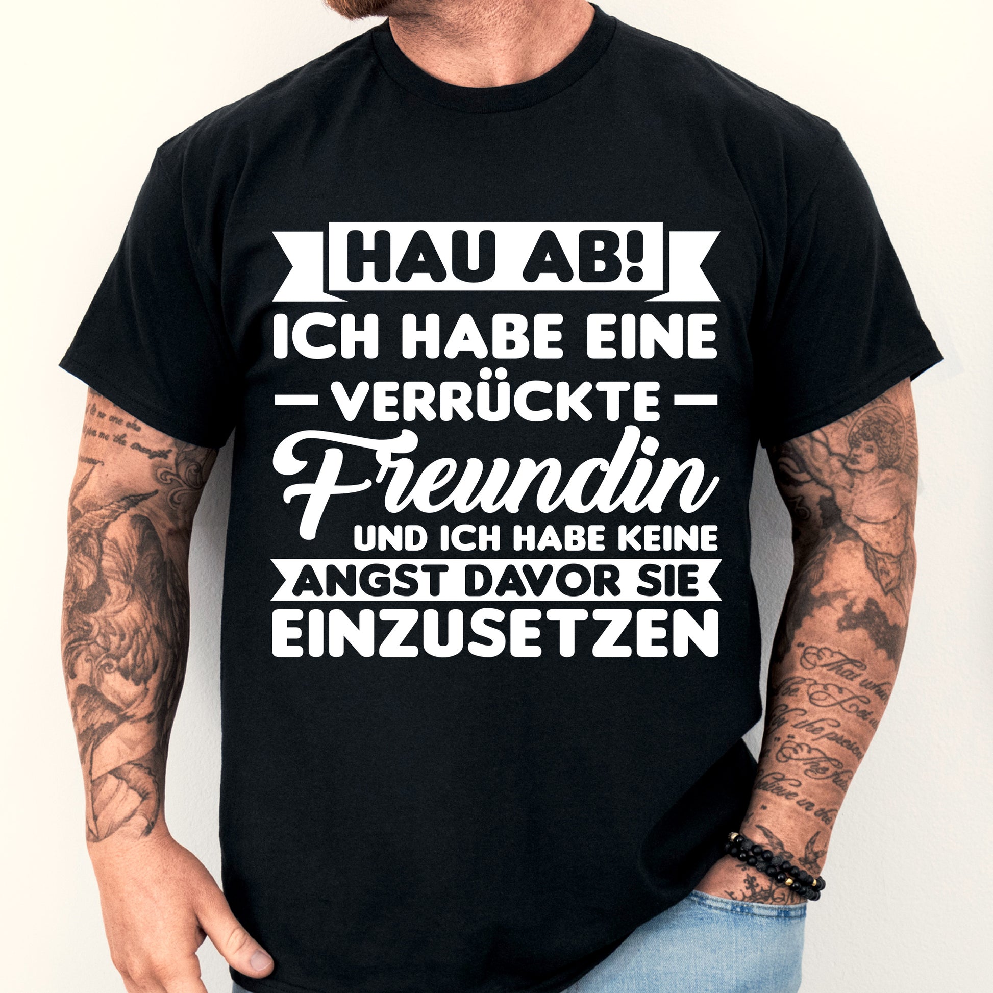 Mann trägt ein T-Shirt mit der Aufschrift "Ich habe eine verrückte Freundin" als Geschenk für Freunde und zur Feier der Freundschaft.