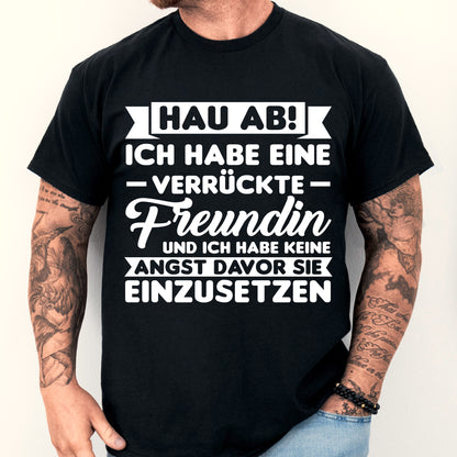 Mann trägt ein T-Shirt mit der Aufschrift "Ich habe eine verrückte Freundin" als Geschenk für Freunde und zur Feier der Freundschaft.