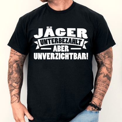 Mann trägt ein T-Shirt mit Jagdmotiv und Hirschdesign im Wald.
