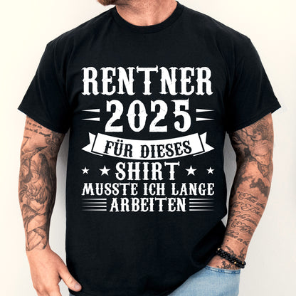 Design eines T-Shirts mit der Aufschrift "Rentner Shirt | 2025 für dieses musste ich lange arbeiten Rente Geschenk Ruhestand" und einem abgebildeten älteren Mann.