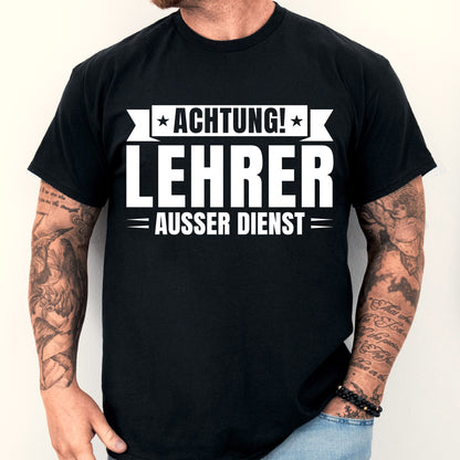 Mann trägt ein T-Shirt mit der Aufschrift "Lehrer Shirt | Achtung! Außer Dienst" als Geschenk für Lehrer und Lehrerinnen.