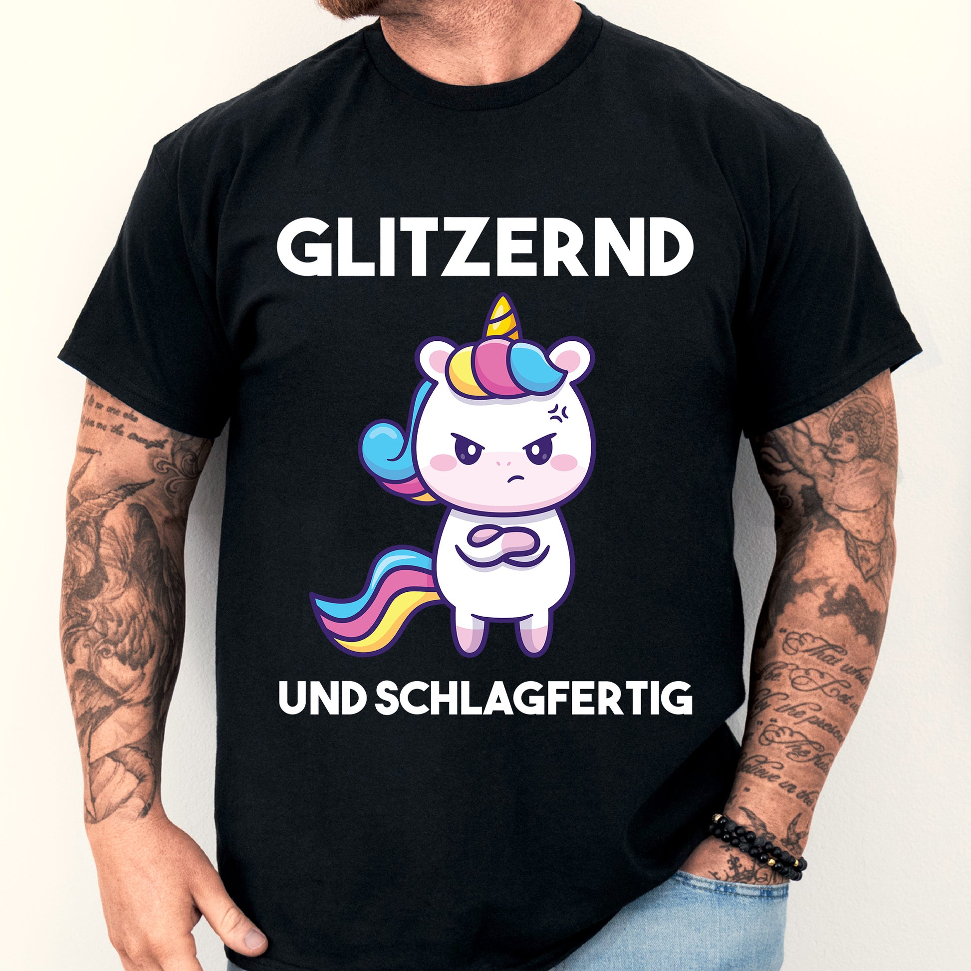 Design eines Shirts mit der Aufschrift "Klein Shirt | Glitzernd und Schlagfertig Süß Geschenk Böse" und einem abgebildeten Mann.