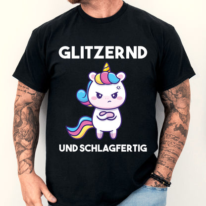 Design eines Shirts mit der Aufschrift "Klein Shirt | Glitzernd und Schlagfertig Süß Geschenk Böse" und einem abgebildeten Mann.