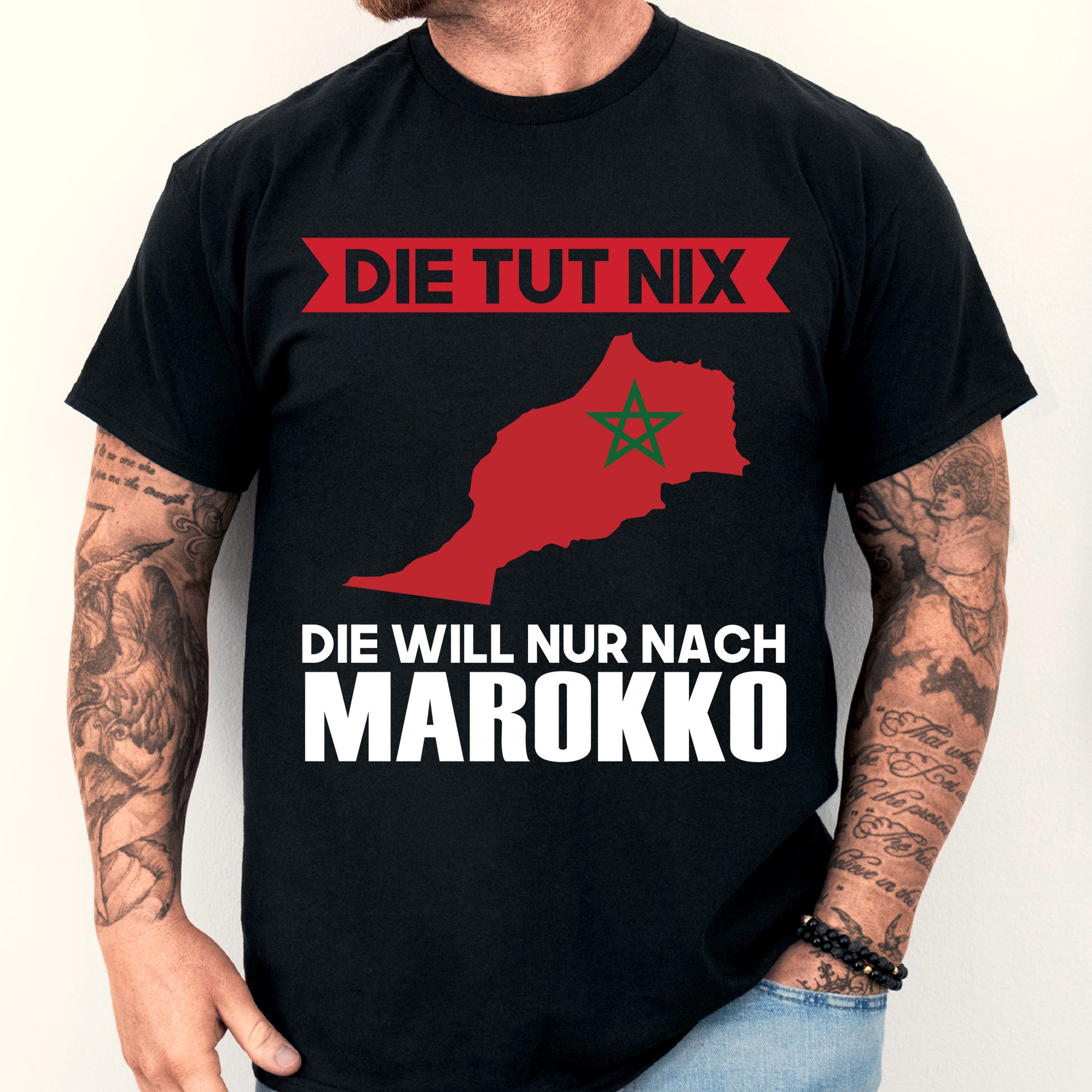 Mann trägt ein T-Shirt mit marokkanischem Design und der Aufschrift "Die tut nix", verziert mit der marokkanischen Flagge.