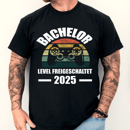 Design eines T-Shirts mit dem Text "Bachelor Shirt | Level freigeschaltet 2025 Bechalor Bechalorbief" in verspielter Schrift.