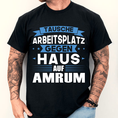 Mann trägt ein Amrum Shirt mit der Aufschrift "tausche Arbeitsplatz Hauf Geschenk Deutsch Deutschland".