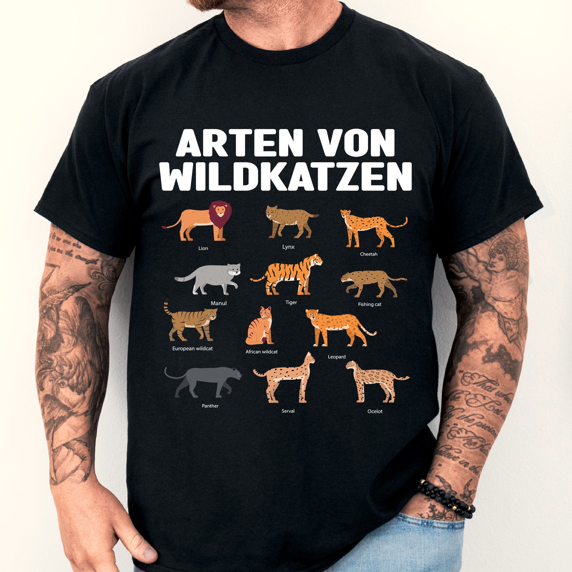 Mann trägt ein T-Shirt mit Wildkatzen-Design, darunter Löwen und andere Wildkatzenarten.