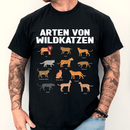 Mann trägt ein T-Shirt mit Wildkatzen-Design, darunter Löwen und andere Wildkatzenarten.