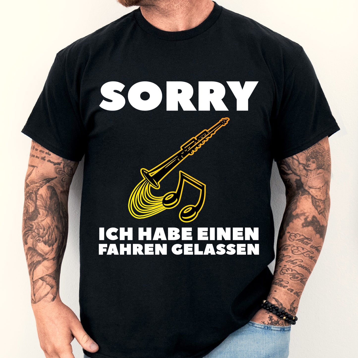 Mann trägt ein humorvolles Klarinette-Design-Shirt mit der Aufschrift "Sorry ich habe einen Fahren gelassen", ideal als Geschenk für Musikliebhaber.