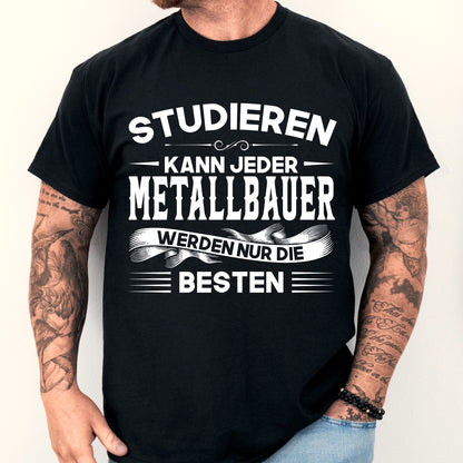 Mann trägt ein T-Shirt mit der Aufschrift "Metallbauer Shirt | studieren kann jeder Geschenk Handwerker".