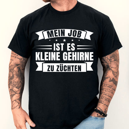 Design eines Lehrer-Shirts mit der Aufschrift "Mein Job ist es, kleine Gehirne zu züchten" als Geschenk für Lehrer und Lehrerinnen, getragen von einem Mann.
