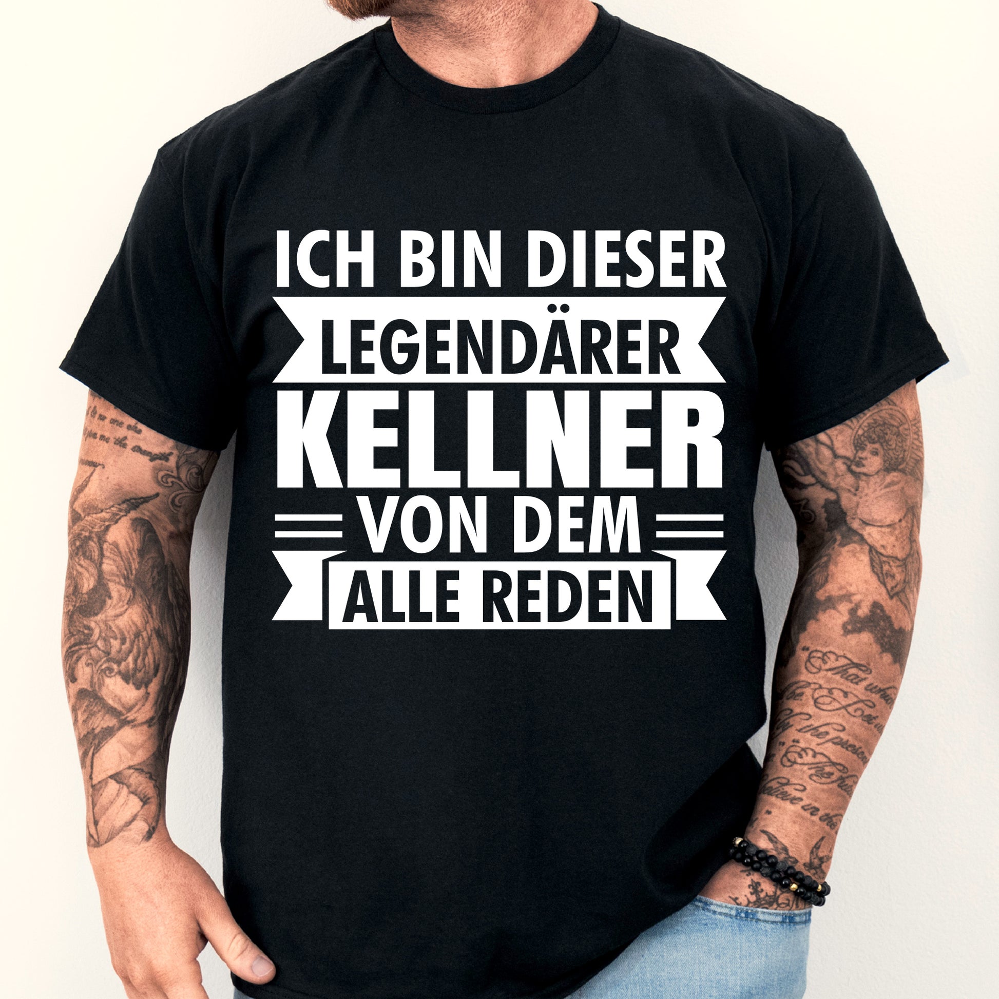 Mann trägt ein T-Shirt mit der Aufschrift "Kellner Shirt | legendärer Kneipe Geschenk Kelnner".