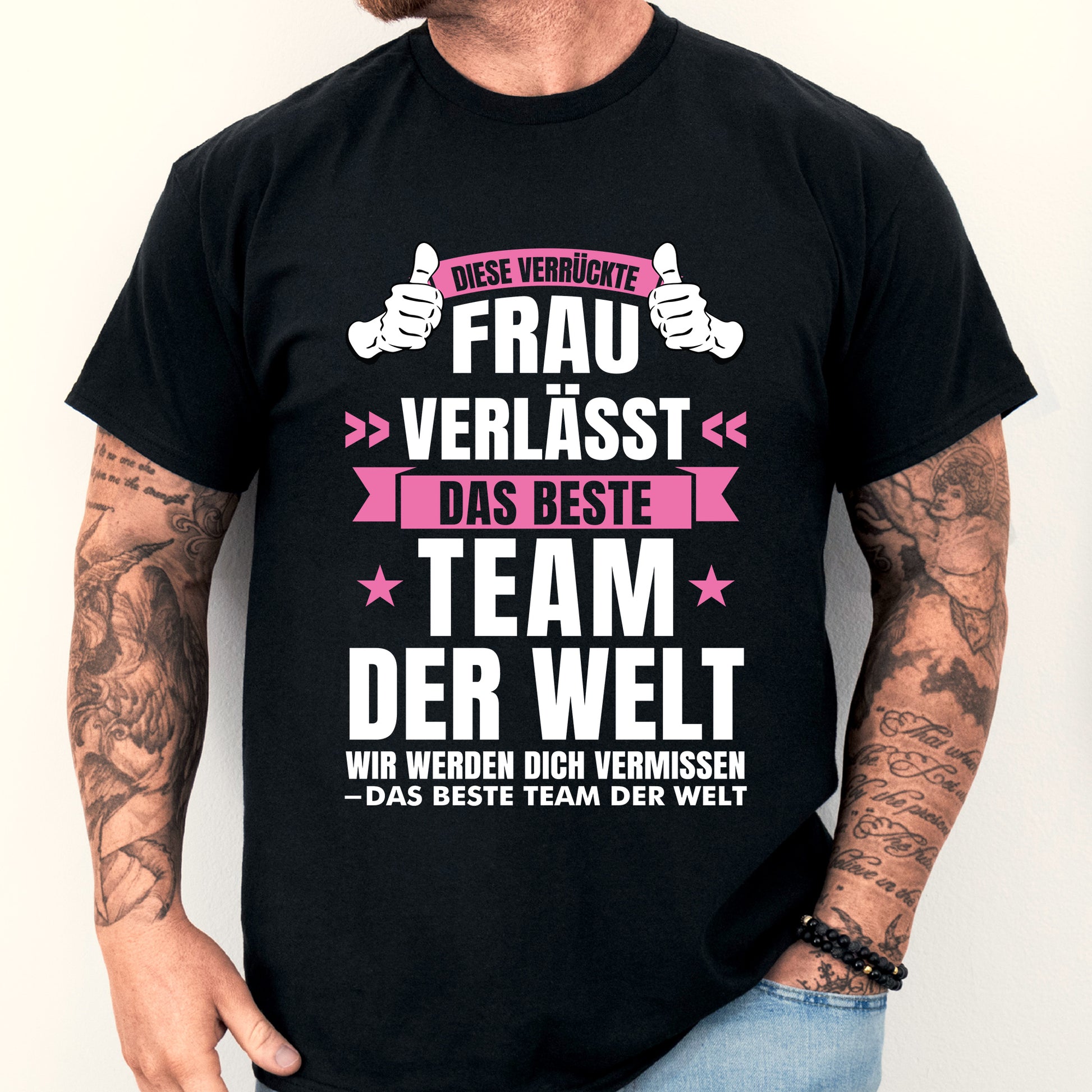 Mann trägt ein humorvolles Abschiedsshirt mit der Aufschrift über den Wechsel einer Kollegin aus dem besten Team.
