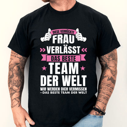 Mann trägt ein humorvolles Abschiedsshirt mit der Aufschrift über den Wechsel einer Kollegin aus dem besten Team.