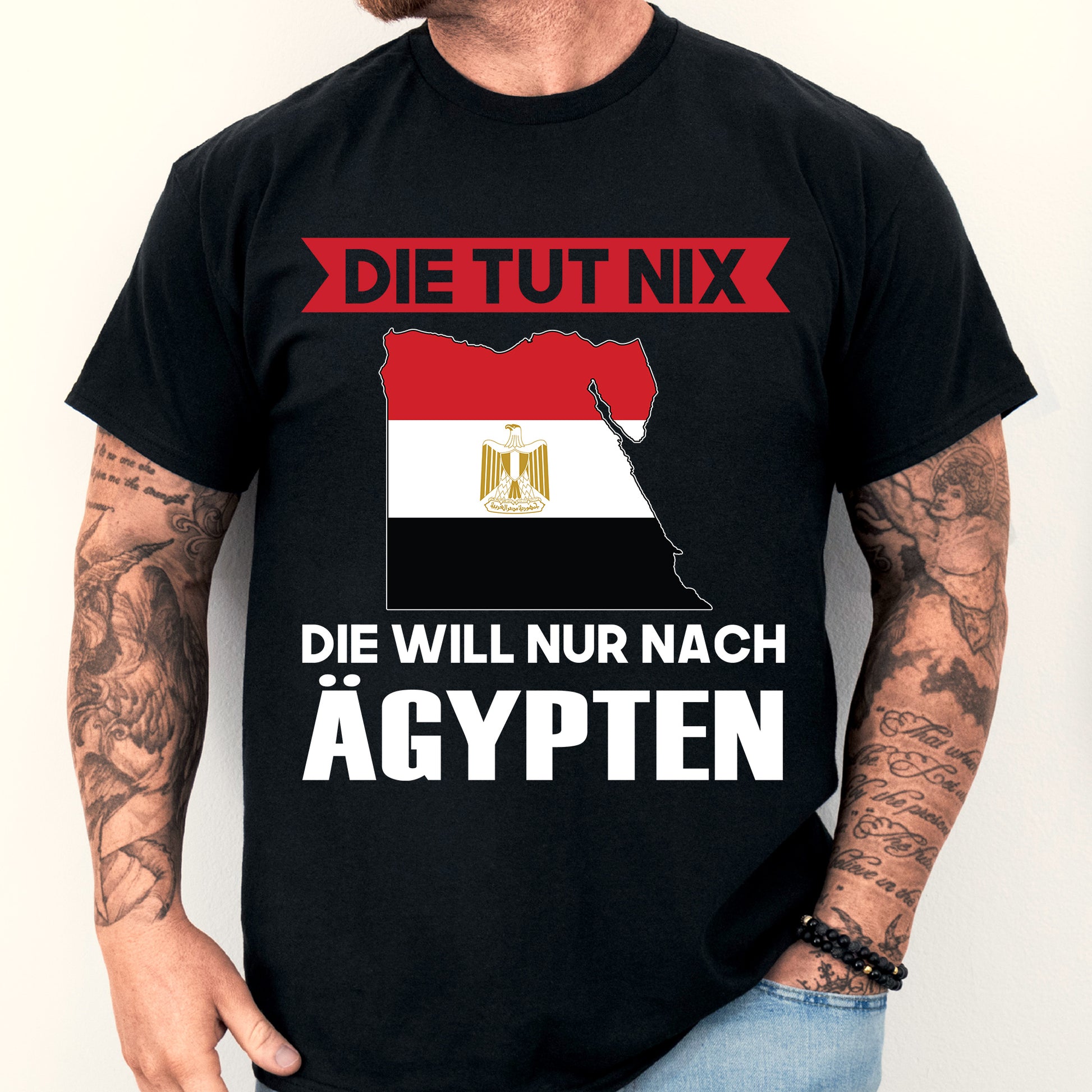 Mann trägt ein T-Shirt mit ägyptischem Design und dem Text "Die tut nix Ägyptisch Geschenk".