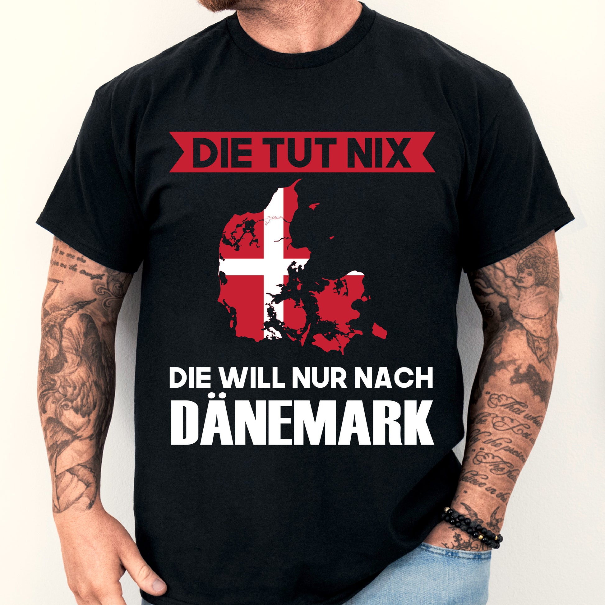 Mann trägt ein T-Shirt mit der Aufschrift "Dänemark Shirt | Die tut nix Geschenk Dänisch".