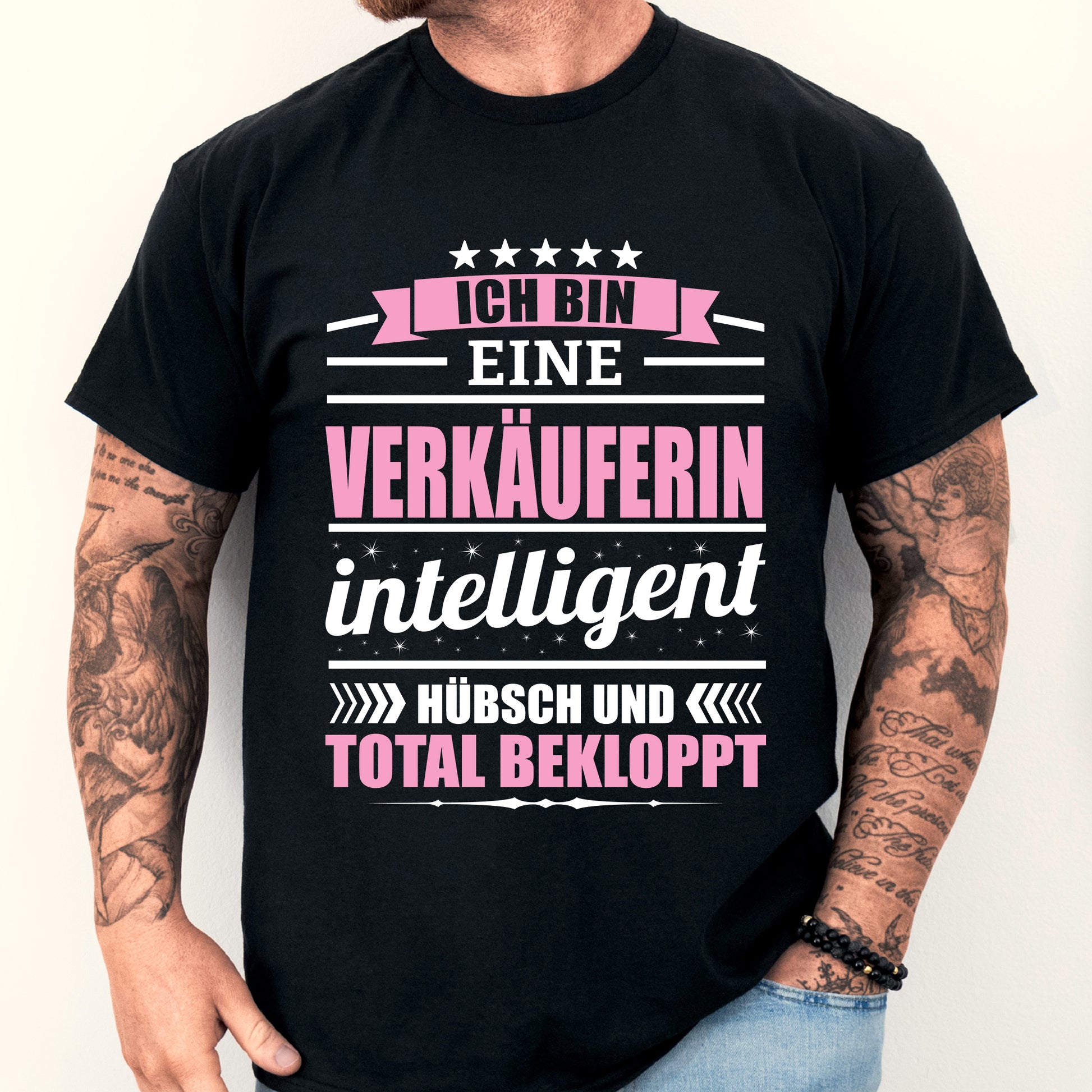 Mann trägt ein T-Shirt mit der Aufschrift "Verkäuferin Shirt | ich bin eine Geschenk Frauenberuf".