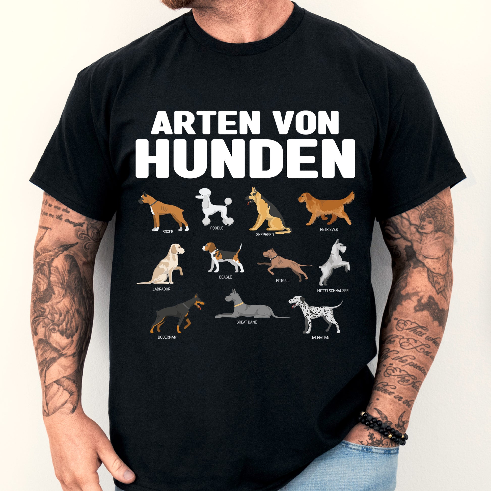 Mann trägt ein T-Shirt mit Hundemotiv und der Aufschrift "Arten von Geschenk Pets Hund Hundezüchter Merch".