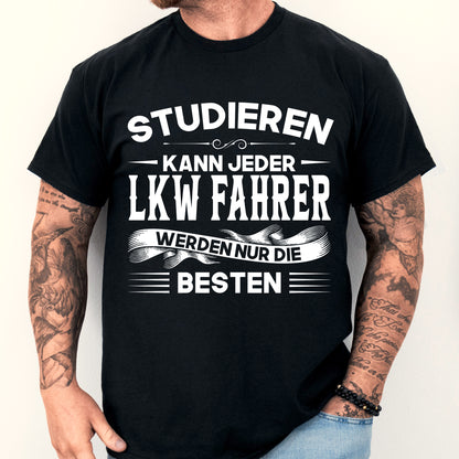 LKW-Fahrer-Shirt mit humorvollem Spruch über das Studium, getragen von einem Mann.