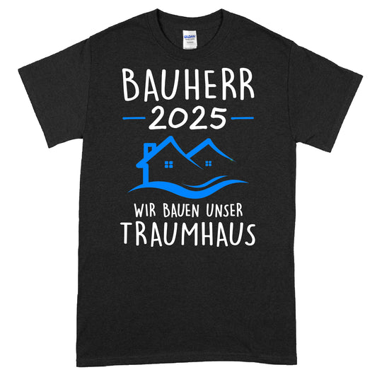 Design auf einem T-Shirt mit der Aufschrift "Bauherr Tasse | 2025 wir bauen unser Traumhaus Bauen Bauherrin Traum Haus Shirt".